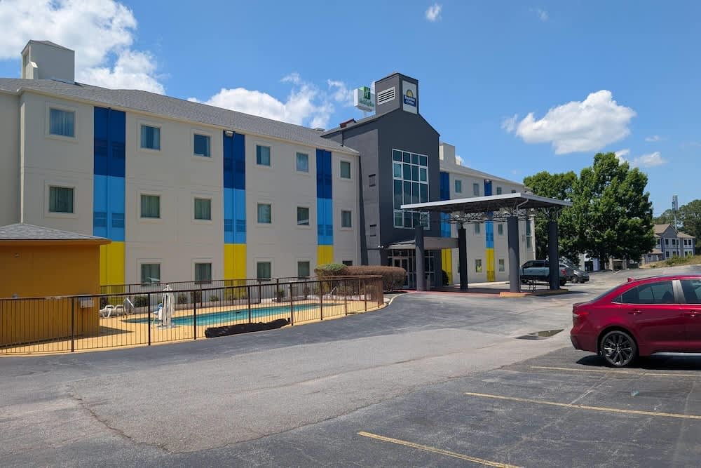 Days Inn & Suites by Wyndham Augusta Near Fort Eisenhower 1