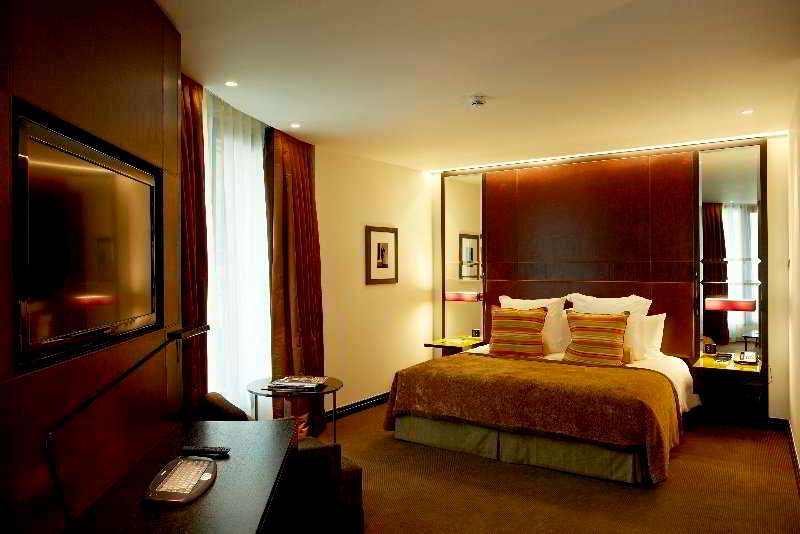 Crowne Plaza London - Battersea 2