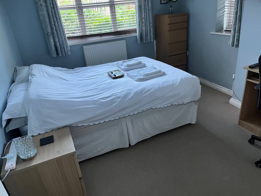 Captivating Apartment near Gatwick 2