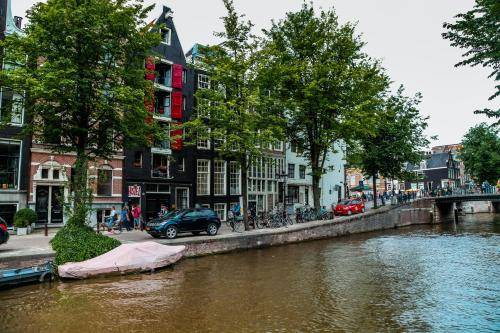 Amsterdam Downtown Hotel Canal View 1