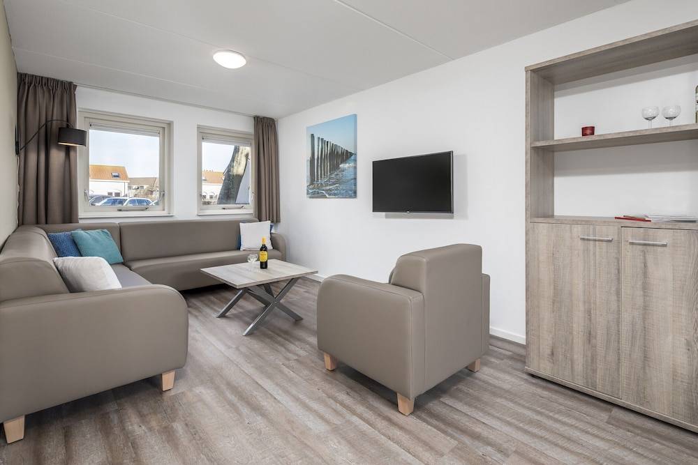 Restyled Bungalow With 2 Bathrooms, Near the Beach 1