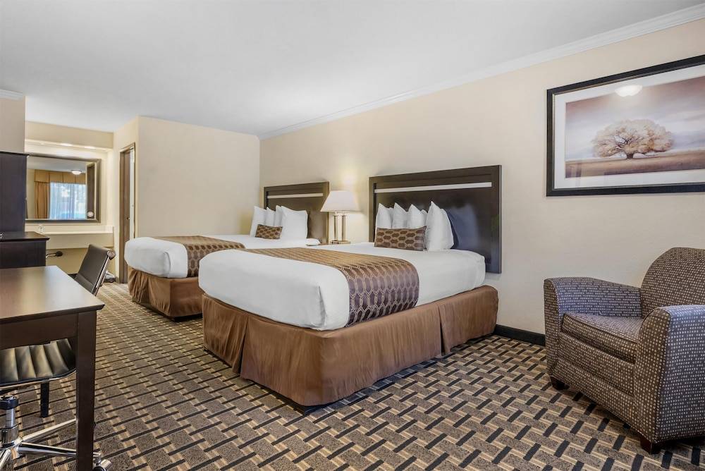 Best Western PLUS Inn of Hayward 1