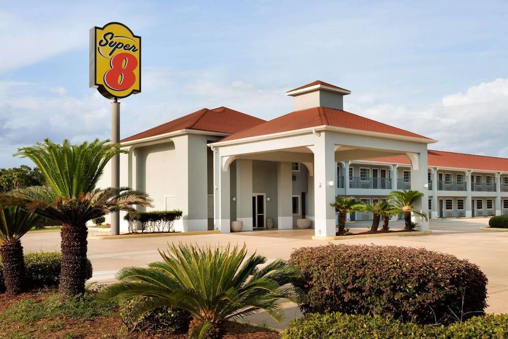 Super 8 by Wyndham Lake Charles Northeast 1
