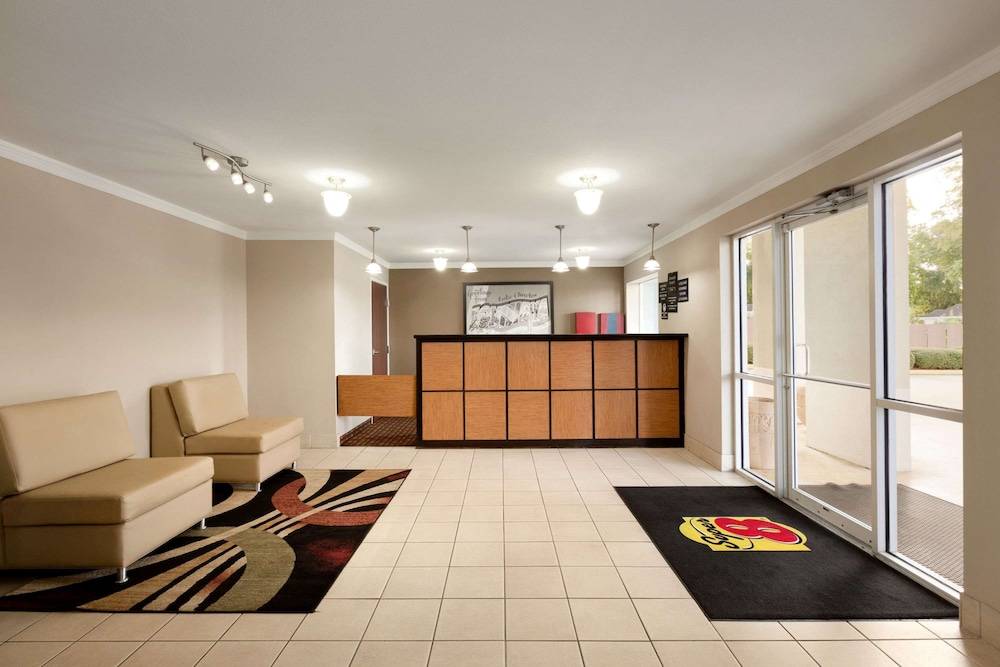 Super 8 by Wyndham Lake Charles Northeast 2