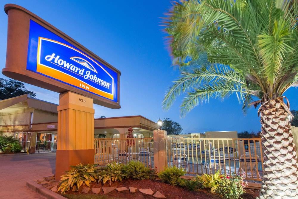 Howard Johnson by Wyndham Historic Lake Charles 1