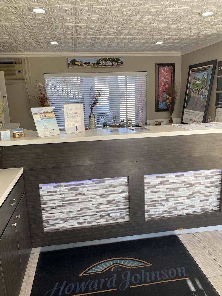 Howard Johnson by Wyndham Historic Lake Charles 2