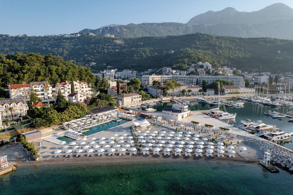 Lazure Hotel & Marina 1