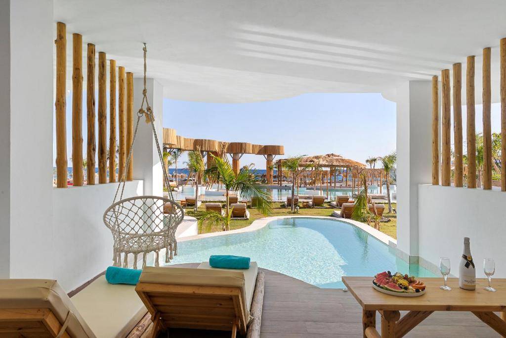 Alia Beachfront Suites and Spa 1