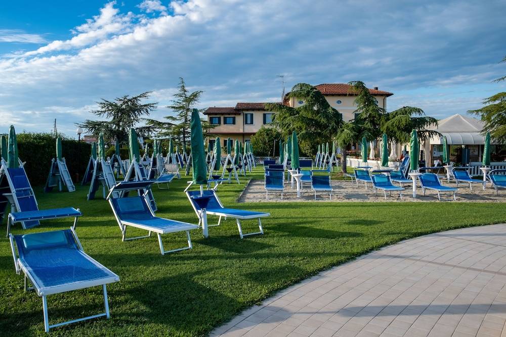Hotel Villa Sara with pool and parking near Venice 1