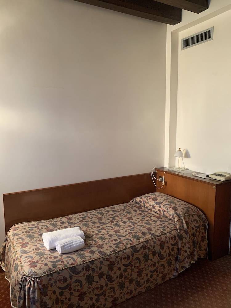 Hotel Villa Sara with pool and parking near Venice 2