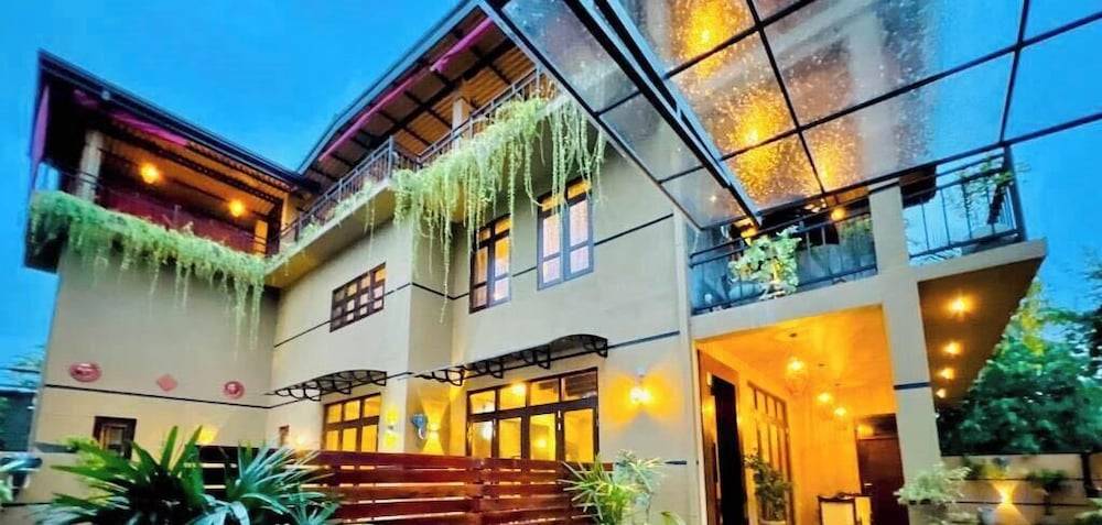 Edward's airport guest in Negombo located 2.1 mile from Colombo Bandaranaike International Airport 1