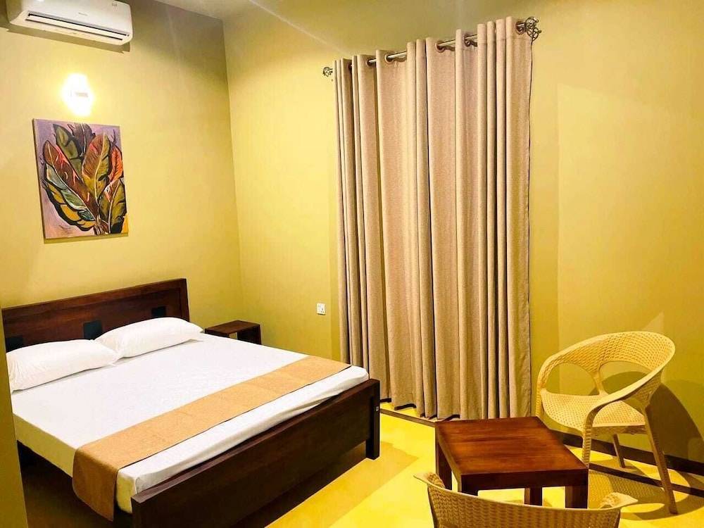 Edward's airport guest in Negombo located 2.1 mile from Colombo Bandaranaike International Airport 2