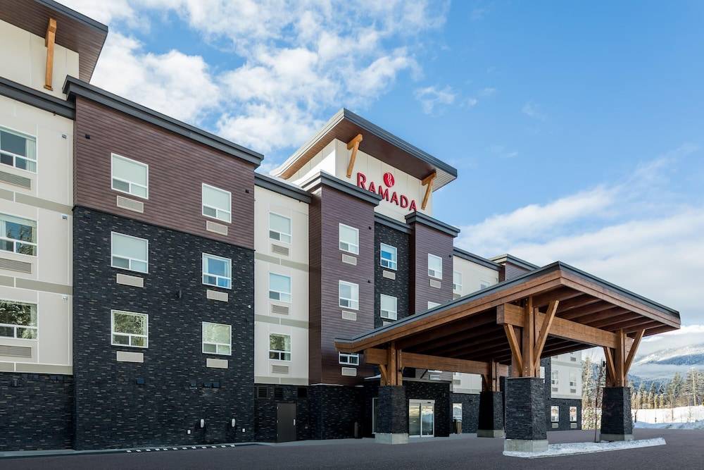 Ramada by Wyndham Revelstoke 1
