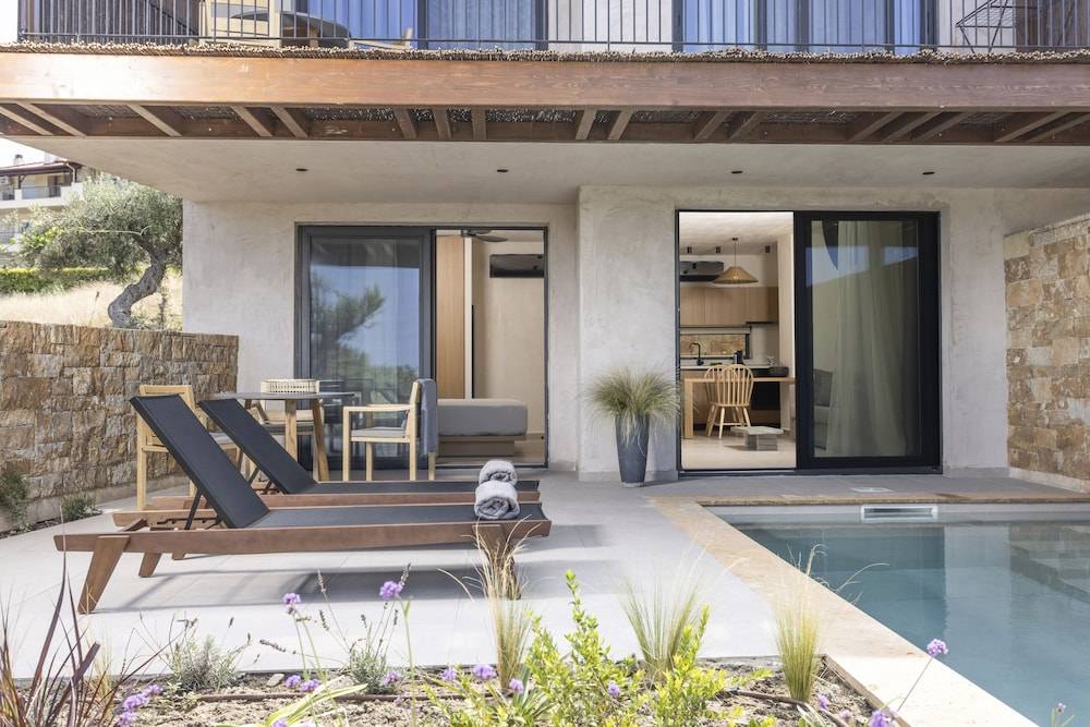 Pnoes Luxury Suites 1