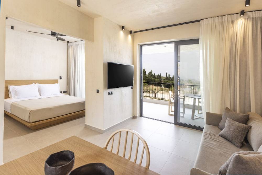 Pnoes Luxury Suites 2
