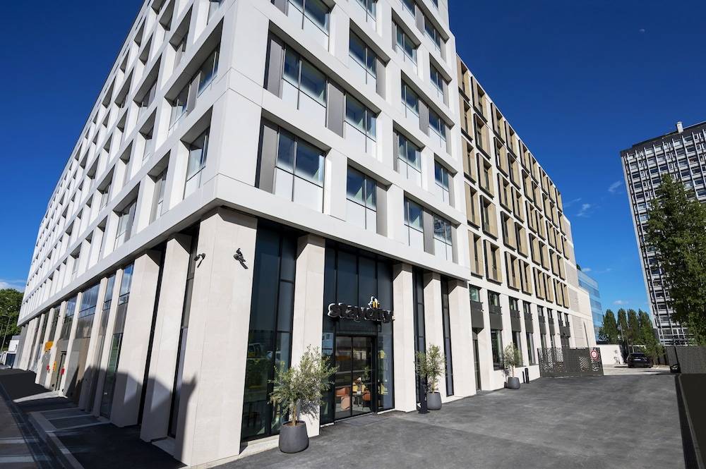 Staycity Aparthotels Paris La Defense 1