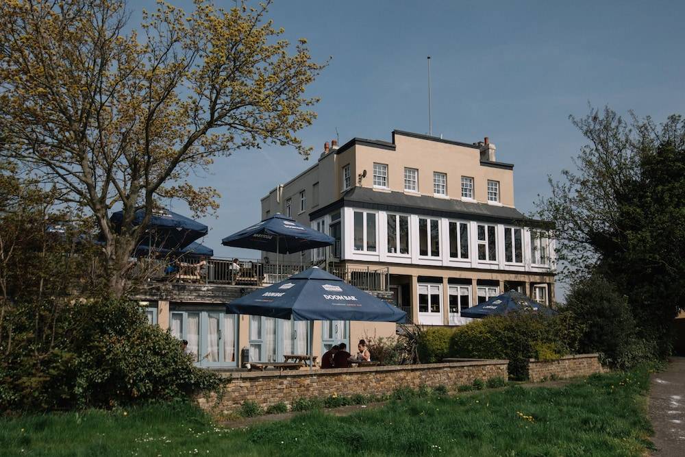 Royal Hotel, Bar & Grill 1