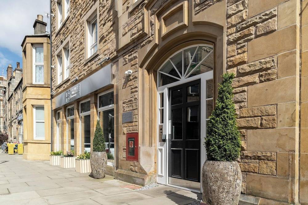 PREMIER SUITES Edinburgh Fountain Court 1