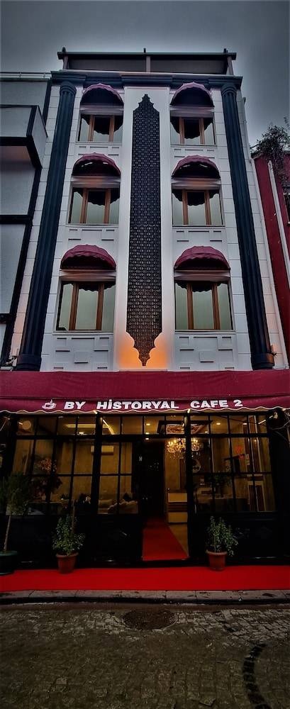 By Historyal Hotel Due 2