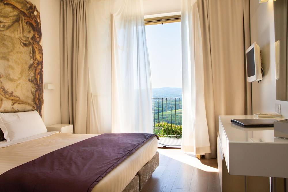 Hotel Castello di Santa Vittoria 1