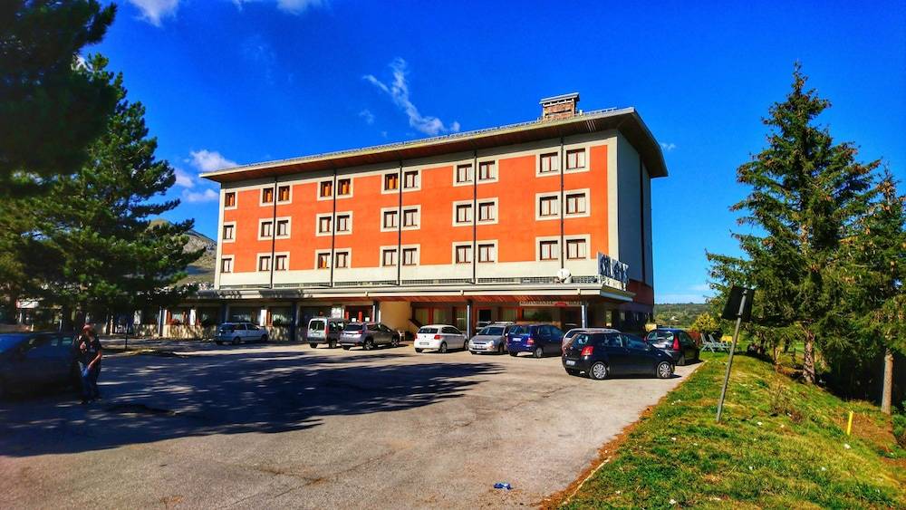 Hotel Holidays 1