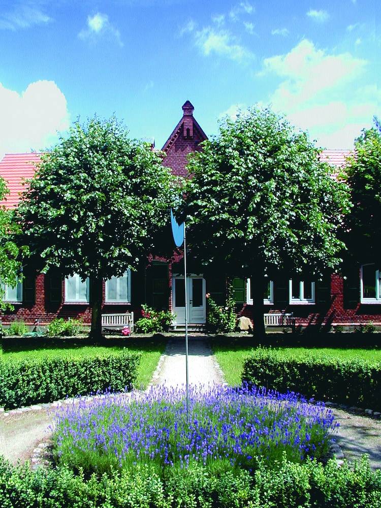 Seehotel Am Neuklostersee 1