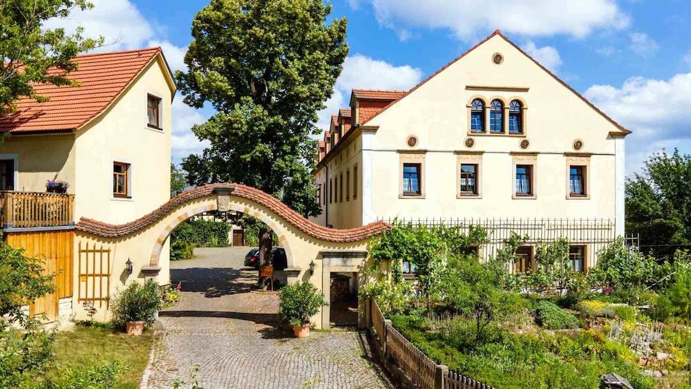 Landhotel Gut Wildberg mit Badeteich und großem Garten 1
