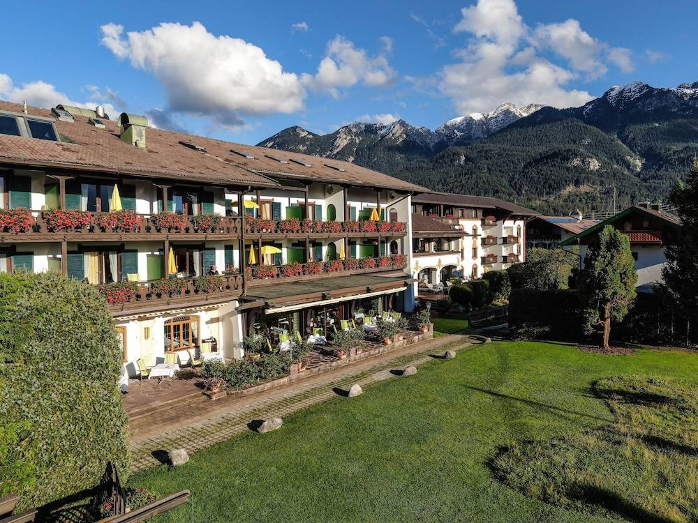Alpenjuwel Parkhotel Wallgau 4 Sterne Superior Genusshotel mit Spa feinster Kulinarik & Golf Ihr Rückzugsort inmitten der Alpen mit Tradition und Eleganz 1