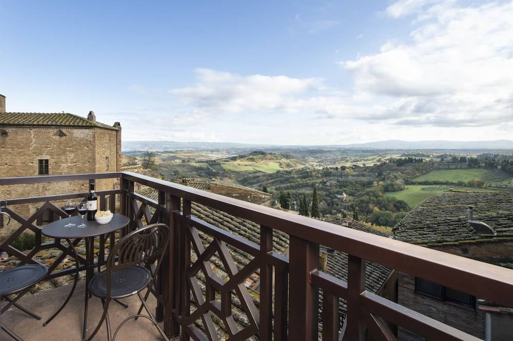 Hotel La Cisterna 1