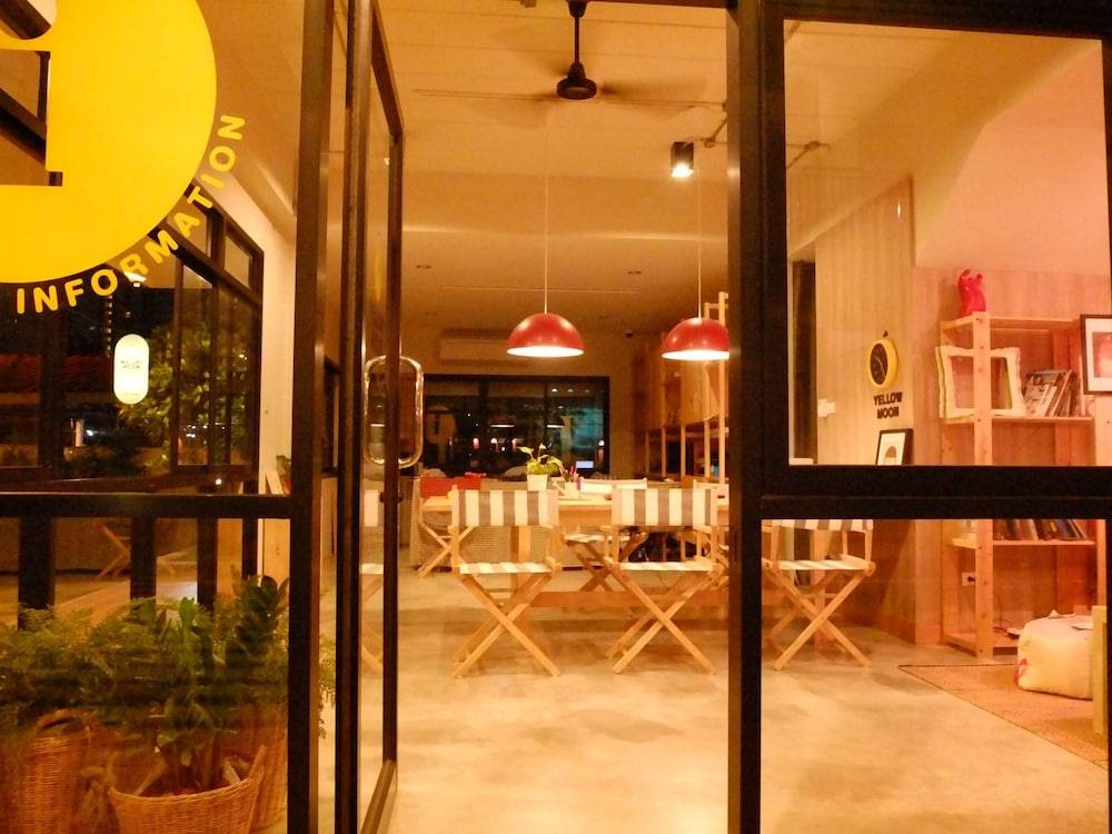 Yellow Moon Hotel 2