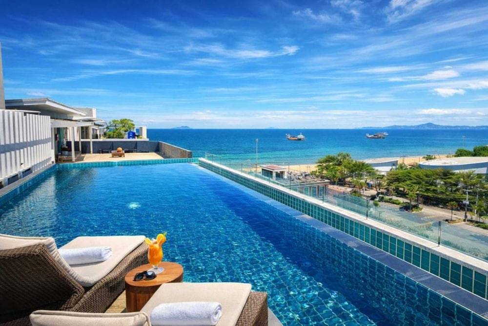 Sunday Beachfront View Jomtien Pattaya 1