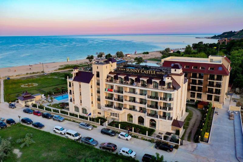 Sunny Castle Hotel - All Inclusive, Beach and Free parking 1