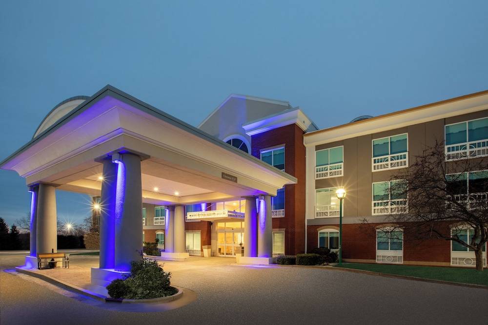 Holiday Inn Express & Suites GRAND RAPIDS-NORTH by IHG 1