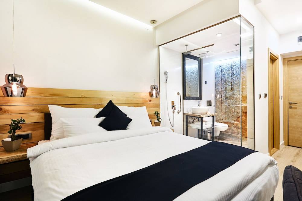 One Luxury Suites 2