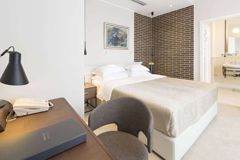 Envoy Hotel 1