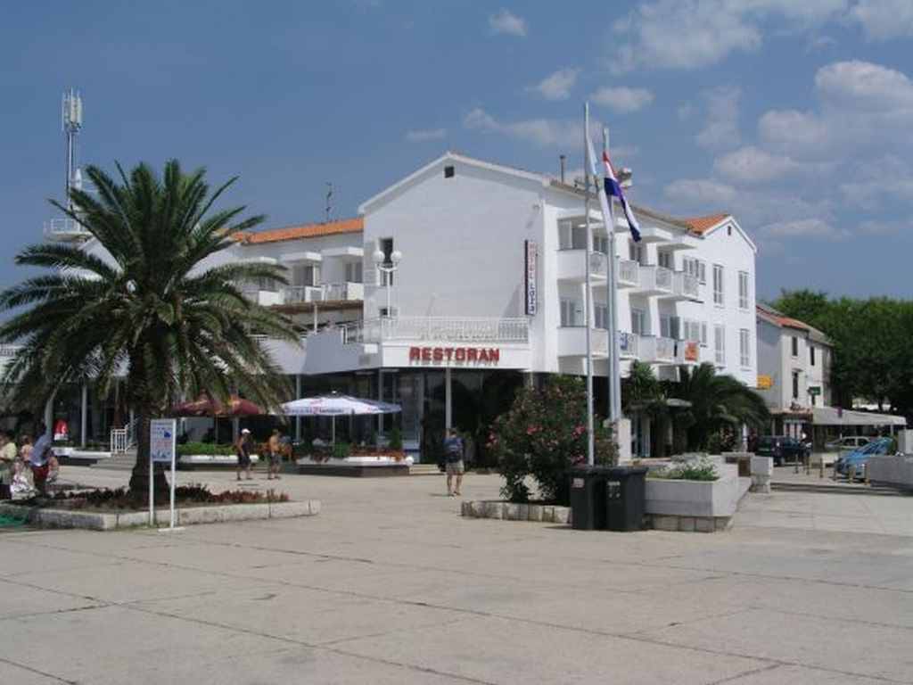HOTEL LOZA NOVALJA 1
