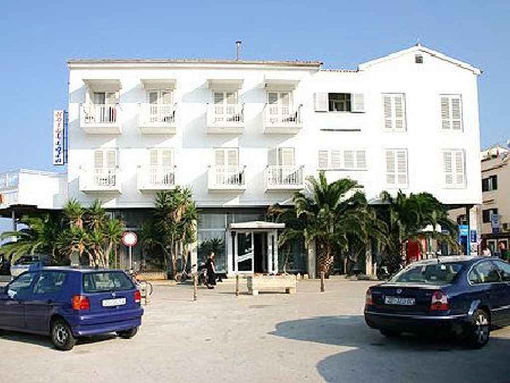 HOTEL LOZA NOVALJA 2