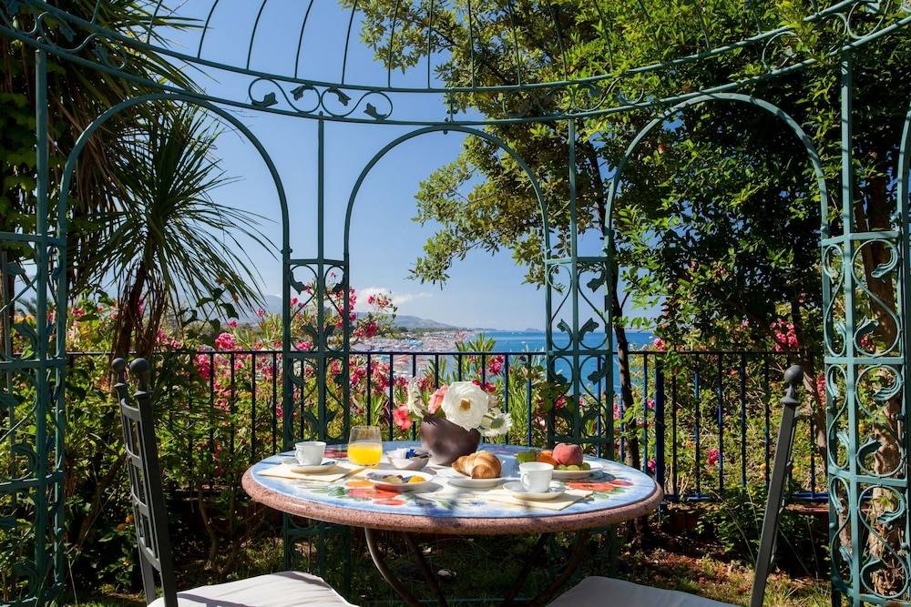 Grand Hotel De Rose 1