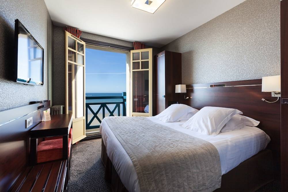 Les Ambassadeurs, Logis Hotel, sa crêperie et son rooftop - Saint Malo Plage 1
