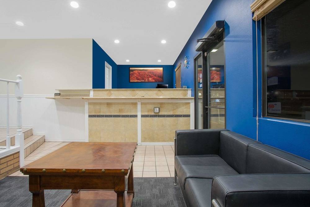 Howard Johnson by Wyndham St. George Hotel & Suites 2