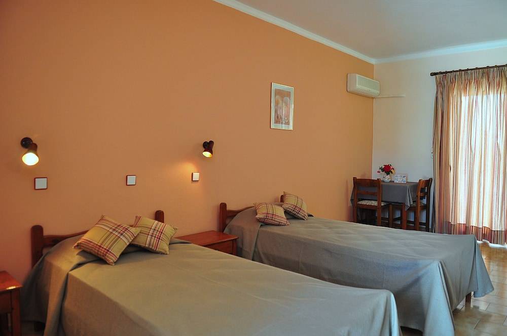Sandy's Studios Apartments & Log Villas 2