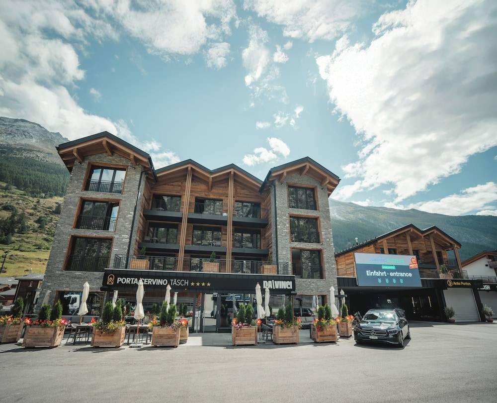 Hotel Porta Cervino - Parking & Dining 1