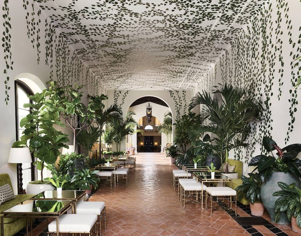 Four Seasons Hotel at The Surf Club 2