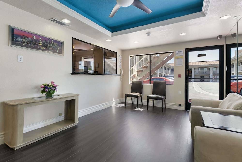 Days Inn by Wyndham Downey 2