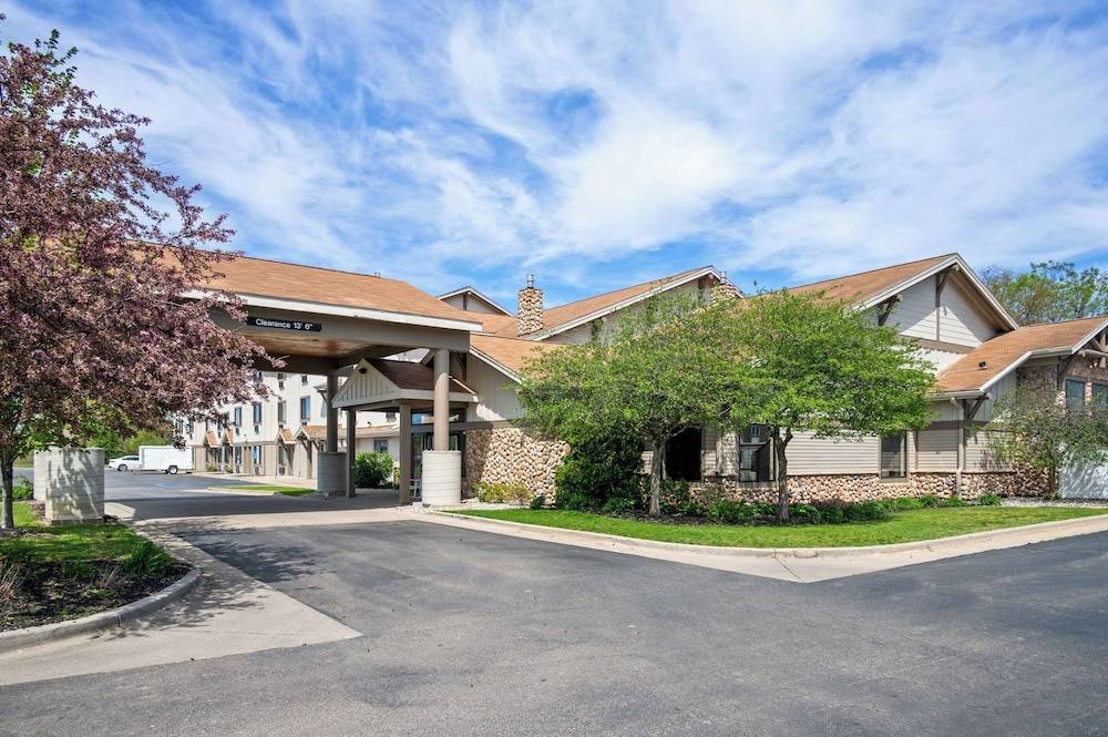 White Pine Inn & Suites 1