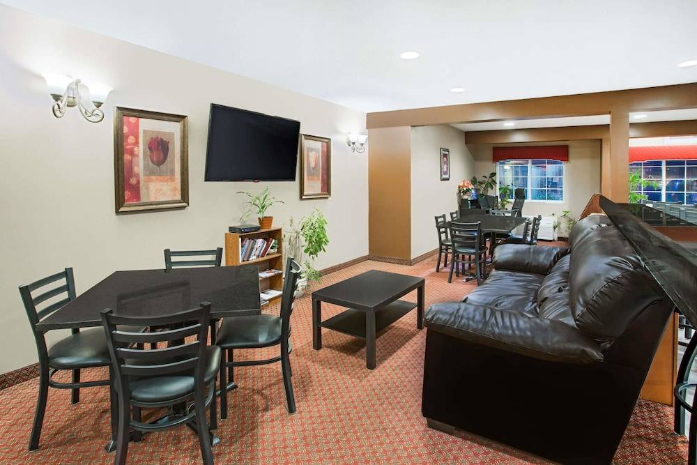 Microtel Inn & Suites by Wyndham Holland 2