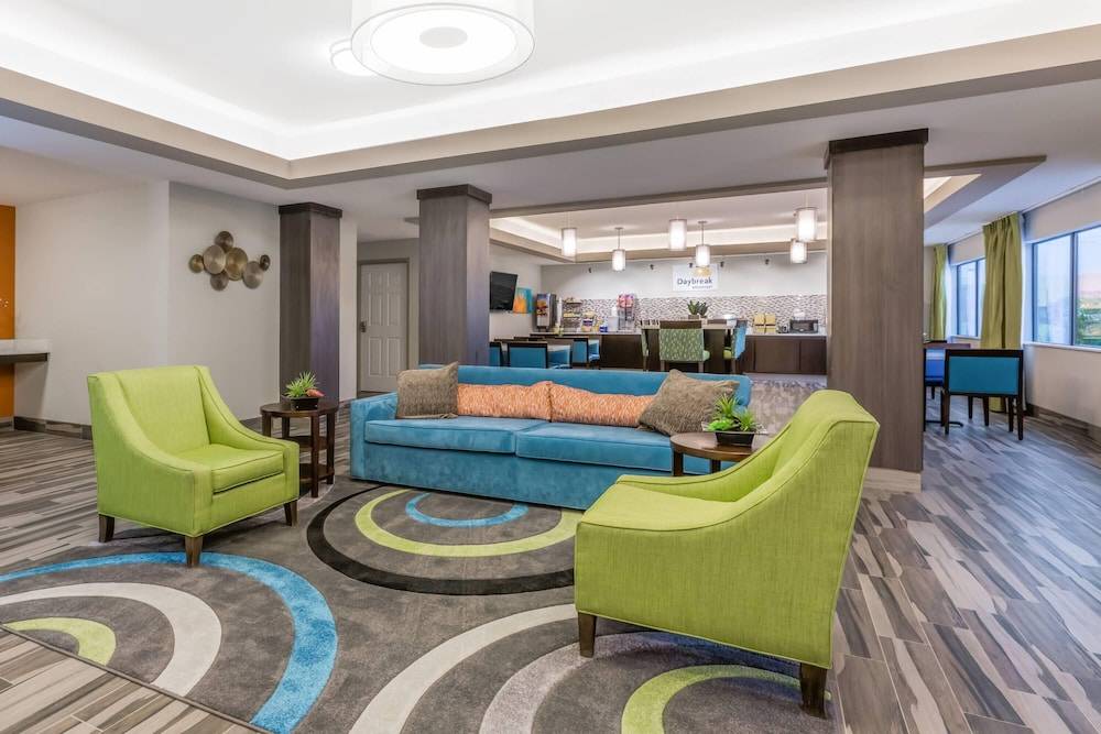 Days Inn & Suites by Wyndham Katy 1