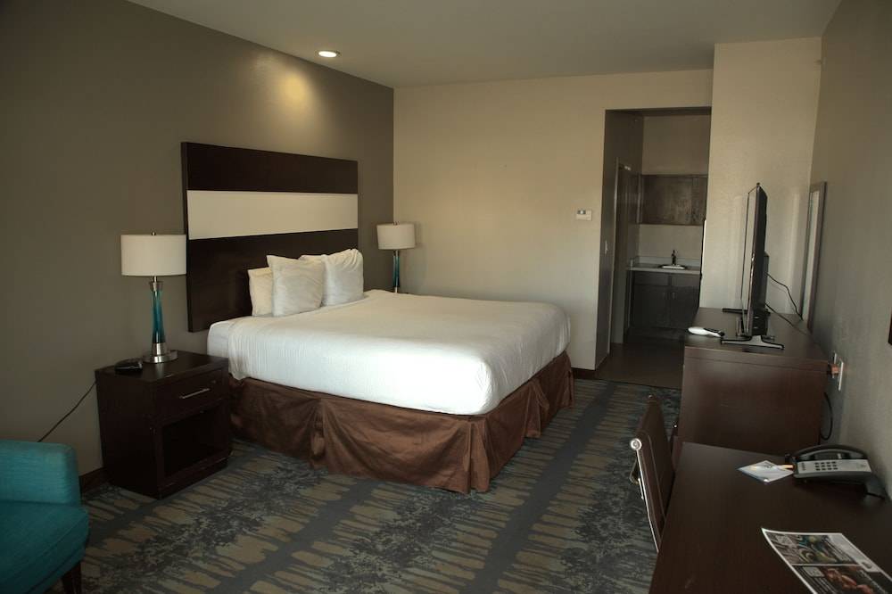 Days Inn & Suites by Wyndham Katy 2