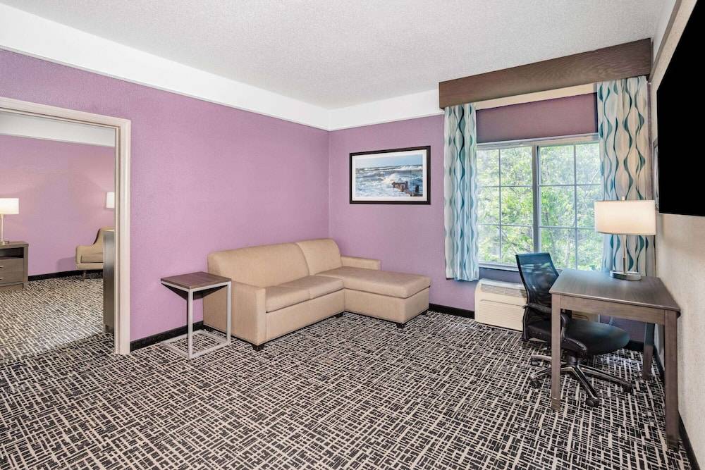 La Quinta Inn & Suites by Wyndham Norfolk 2