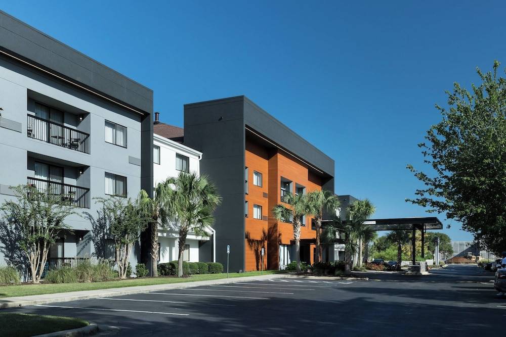 Courtyard by Marriott Pensacola 1